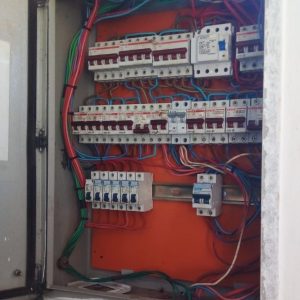 Electricista especializado en tableros eléctricos