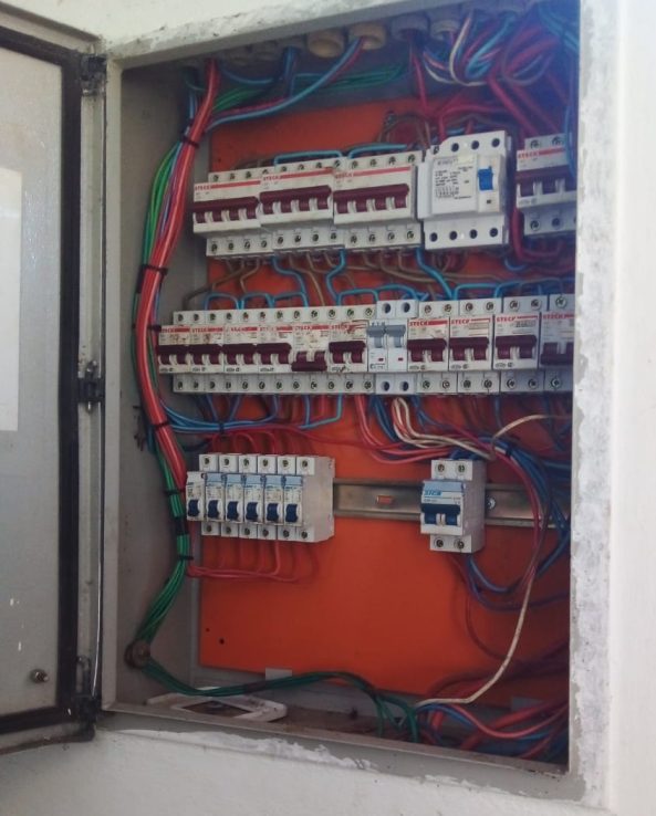 Electricista especializado en tableros eléctricos