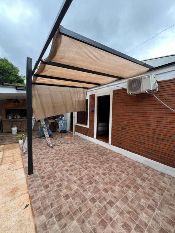 Instalación de cielorrasos de PVC desmontables.